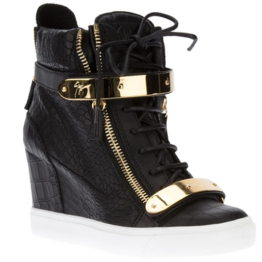 Jag bor praktiskt taget i mina nya wedgesneakers från Giuseppe Zanotti. Har dom till exakt ALLT.
Jag bor praktiskt taget i mina nya wedgesneakers från Giuseppe Zanotti. Har dom till exakt ALLT.